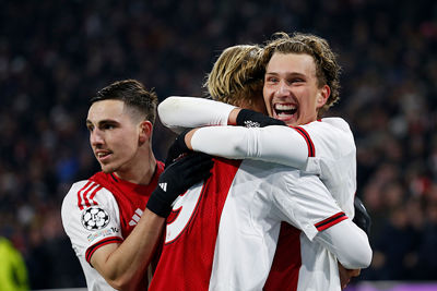 Zij juichen, maar te vroeg. Een teen buitenspel... © De Brouwer