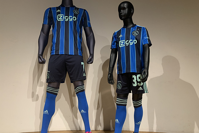 Ajax presenteert gestreept uitshirt voor 2021/2022 en wij maakten foto's!