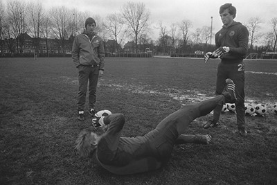 Cruijff ziet Schrijvers zich met Galjé uitsloven op het trainingsveld. © AFC Ajax