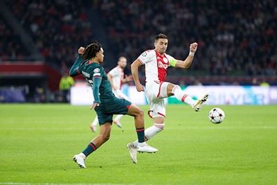 De eerste helft speelt Ajax met lef en bravoure. © De Brouwer