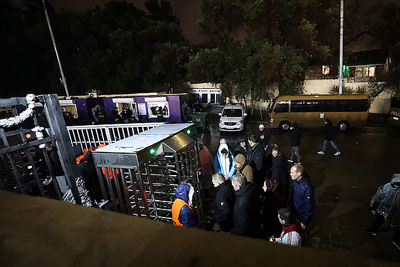 Door de hekjes en dan zijn we rap binnen. © De Brouwer