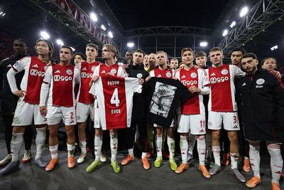 Ook de spelers staan stil bij het overlijden van Paddy. © De Brouwer