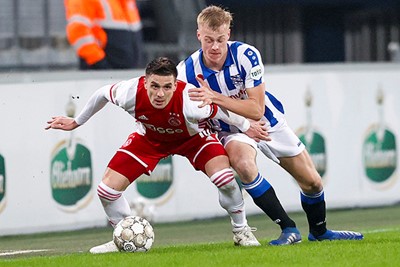 Ajax toont zich namelijk onverzettelijk, zoals Tadic hier aantoont. © Pro Shots