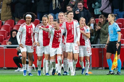 Ajax Vrouwen verslaat PSG en daar is helemaal niks op af te dingen. © Pro Shots