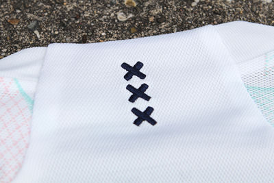 Drie Andreaskruisjes op de achterzijde in de hals. © Ajax Life