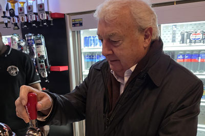 Ray Clarke tapt vooraf wat biertjes in het supportershome! © Ajax Life