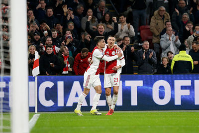 Lekker doelpunt, ook met dank aan Tomiyasu en Steur. © De Brouwer