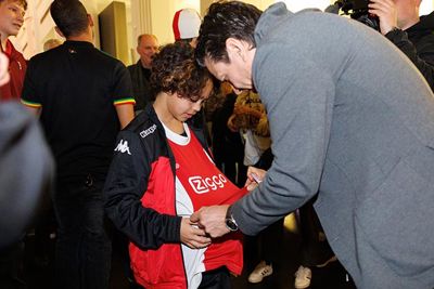 En de Fin mag erna meteen door met handtekeningen geven. © Pro Shots