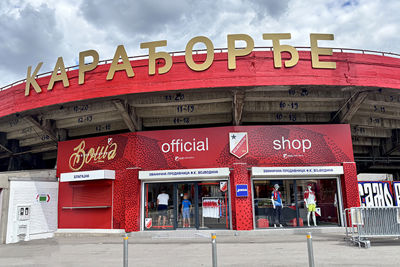 Er is een piepklein fanshopje. (Nog) zonder wedstrijdsjaals helaas. © Ajax Life