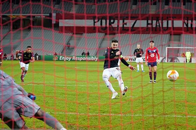 Dikke opluchting, want Tadic doet wat hij zo vaak doet. Belangrijke goals maken. © Pro Shots
