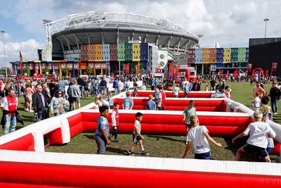 Lekker voetballen naast het mooiste stadion van Nederland. © Pro Shots