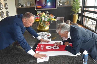 Swart signeerde een shirt met nummer 8. Die kun je bij ons winnen. © SV Ajax