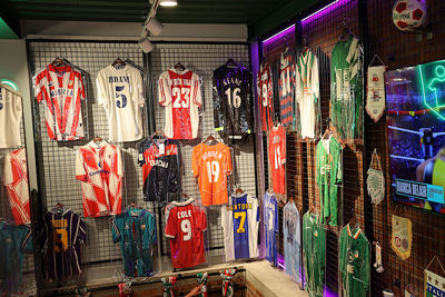Zoals deze winkel! Spot het Ajaxshirt. © De Brouwer