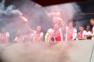 Zwaaien! Voor wie? Voor Ajax Amsterdam! © De Brouwer