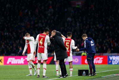 Heitinga zet het fluisterspel in gang. © De Brouwer