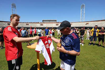 Dit is een mooie prijs: een door de selectie gesigneerd shirt. © De Brouwer