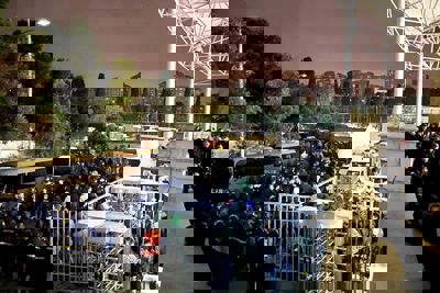 Door dezelfde poorten weer naar buiten, de nacht in. © De Brouwer