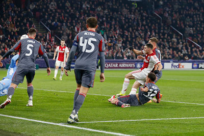 Ajax verzuimt voor rust talloze grote kansen af te maken. © De Brouwer