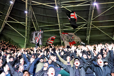 Altijd achter Ajax. Nooit verzaken. © De Brouwer
