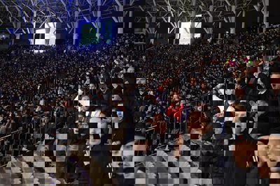 De Qarabagsupporters naast ons willen een wave inzetten. © De Brouwer