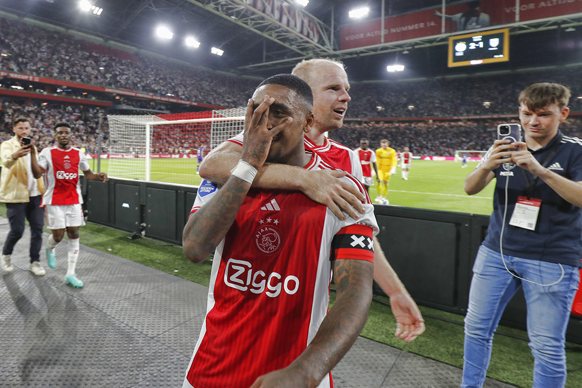 Bergwijn vult aanvoerderschap op eigen manier in