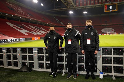 Onze ballenjongens van Ajax Jonge Schare natuurlijk wel! © De Brouwer