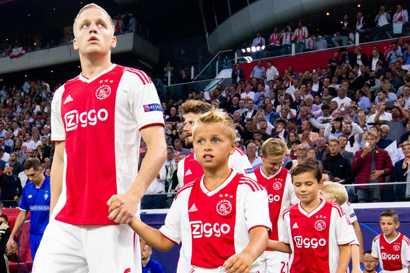 ajax-mascotte-heerenveen-thuis-1200