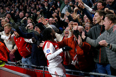 Knuffelen met Mokio, deel één. © De Brouwer