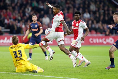 Ajax krijgt kans na kans... © De Brouwer