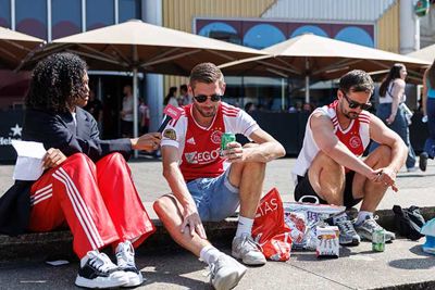 Zonnetje, blikje bier, stoepje. © Pro Shots