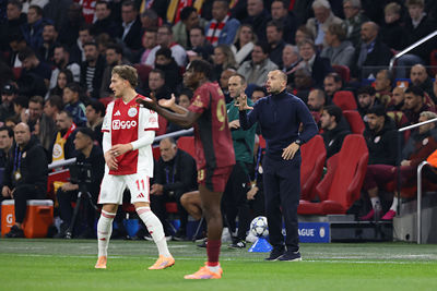 Heitinga probeert bij te sturen, maar krijgt het niet op de rails. © De Brouwer