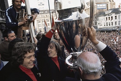 De cup met de grote oren wordt getoond aan het publiek. Er zijn gouden jaren op komst. © SV Ajax