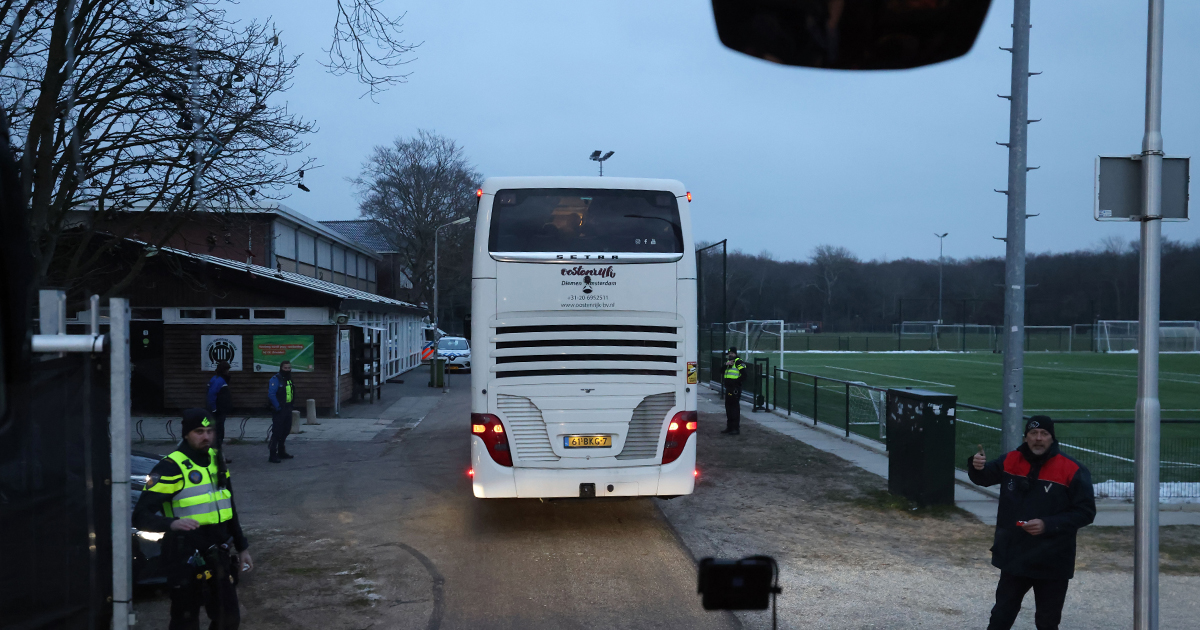 Handige SV Ajaxbussen rijden naar Telstar-uit