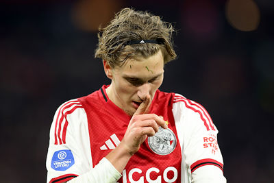 Voor wie is dit vingertje nou weer, Mika? © De Brouwer