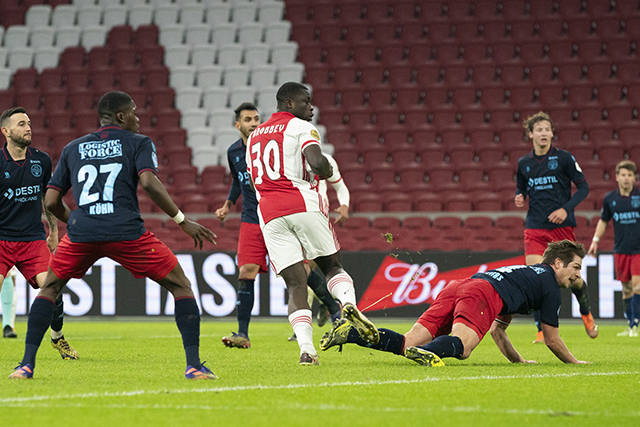 Ook in ons fotoverslag schrikt Ajax net op tijd wakker!