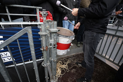 Warm blijf je ook van lekker trommelen. © De Brouwer