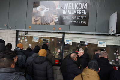 De handen warmen aan gratis koffie. © De Brouwer