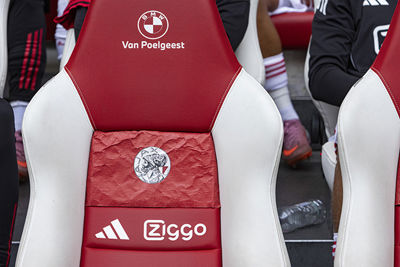 En schittert nu ook op de dug-outstoelen. © Björn Martens