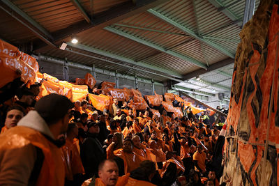 En oranje hesjes aan te trekken. © De Brouwer