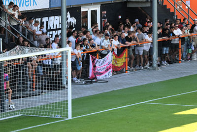 Drukte achter de boarding. © SV Ajax