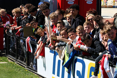 Vol verwachting klopt hun hart. © SV Ajax