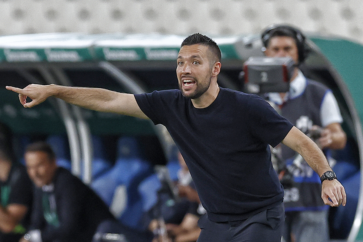 Farioli spreekt over leergierige Sutalo, intelligente Baas en leider Pasveer