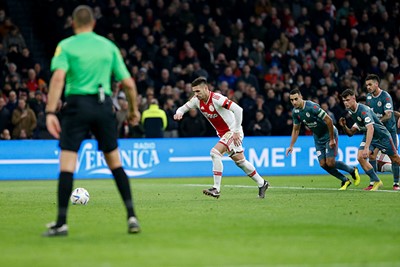 Tadic legt vanaf de stip aan voor doelpunt nummer honderd in het Ajaxshirt. © De Brouwer