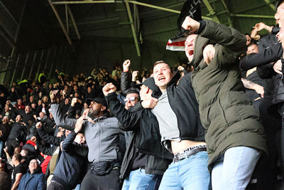 Op de borst, draaien, schieten... Jaaaa! Klaassen! © De Brouwer