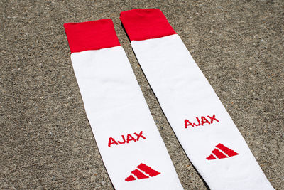 Geen strepen, maar een rode omslag. Fraai! © Ajax Life