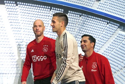 MUNCHEN, 01-10-2018, Allianz Arena, season 2018 / 2019, Champions League football. Dusan Tadic and Erik ten Hag and Miel Brinkhuis in Munchen in preparation of the game against Bayern.
