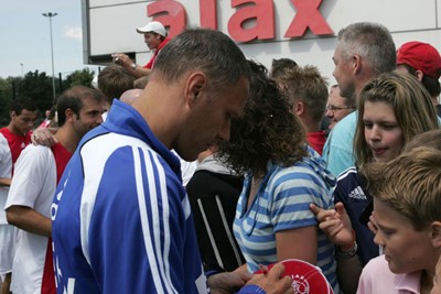 Waar mogelijk slaan we een brug tussen selectie en supporters. © SV Ajax