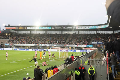 Het is weer gelijk, maar de klok tikt al bijna de negentig minuten aan. © De Brouwer