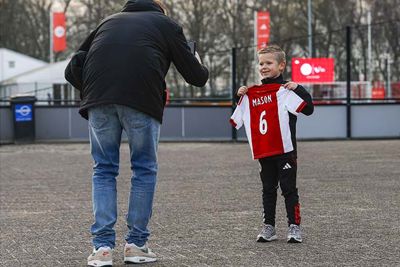 Hij poseert nog met zijn shirtje vol krabbels en dan is het echt voorbij. © Pro Shots