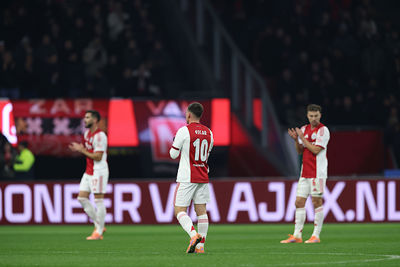 In de 34ste minuut ligt het spel stil en volgt er applaus voor Nouri. © De Brouwer